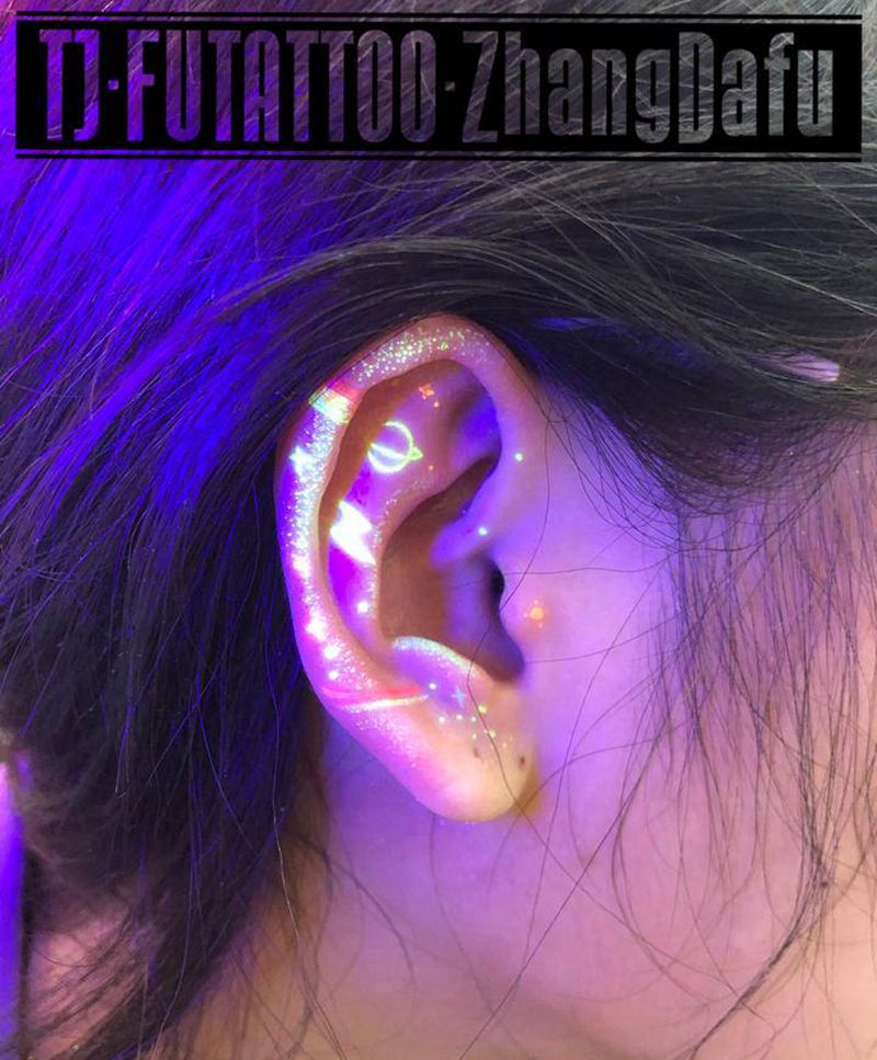 荧光小纹身纹身图片_几何点刺耳朵荧光纹身可爱纹身图案