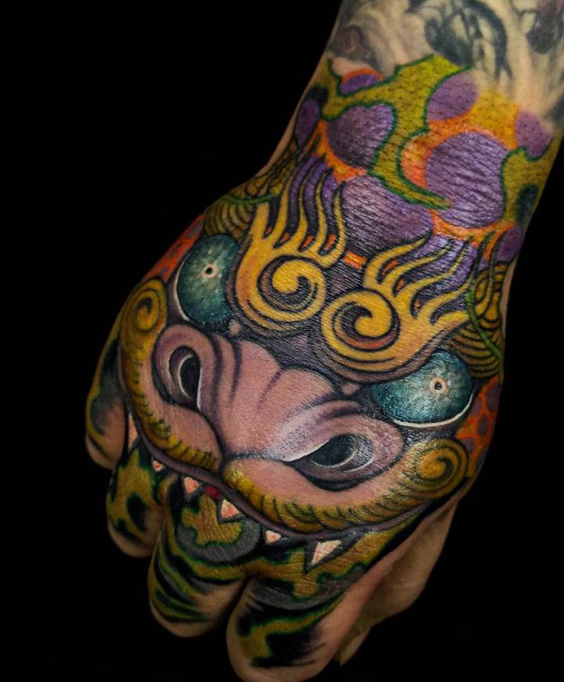 唐狮子手背纹身图片_手臂手部新传统老传统唐狮子手纹身图案