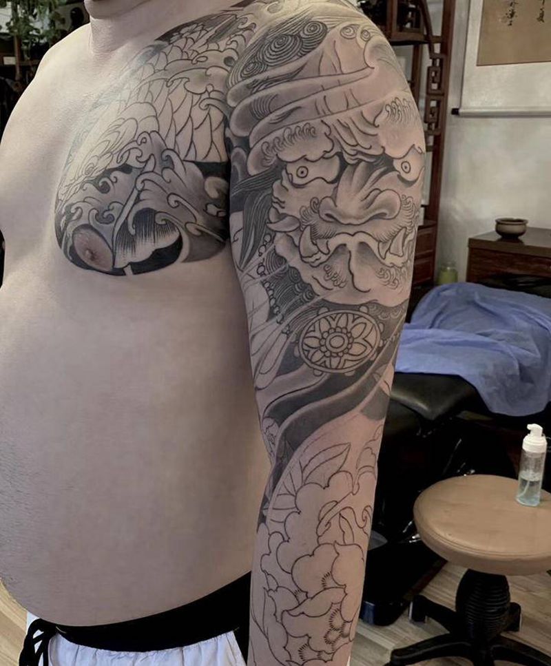 灰线打雾,最后上彩色。纹身图片_臀部胸部新传统纹身图案