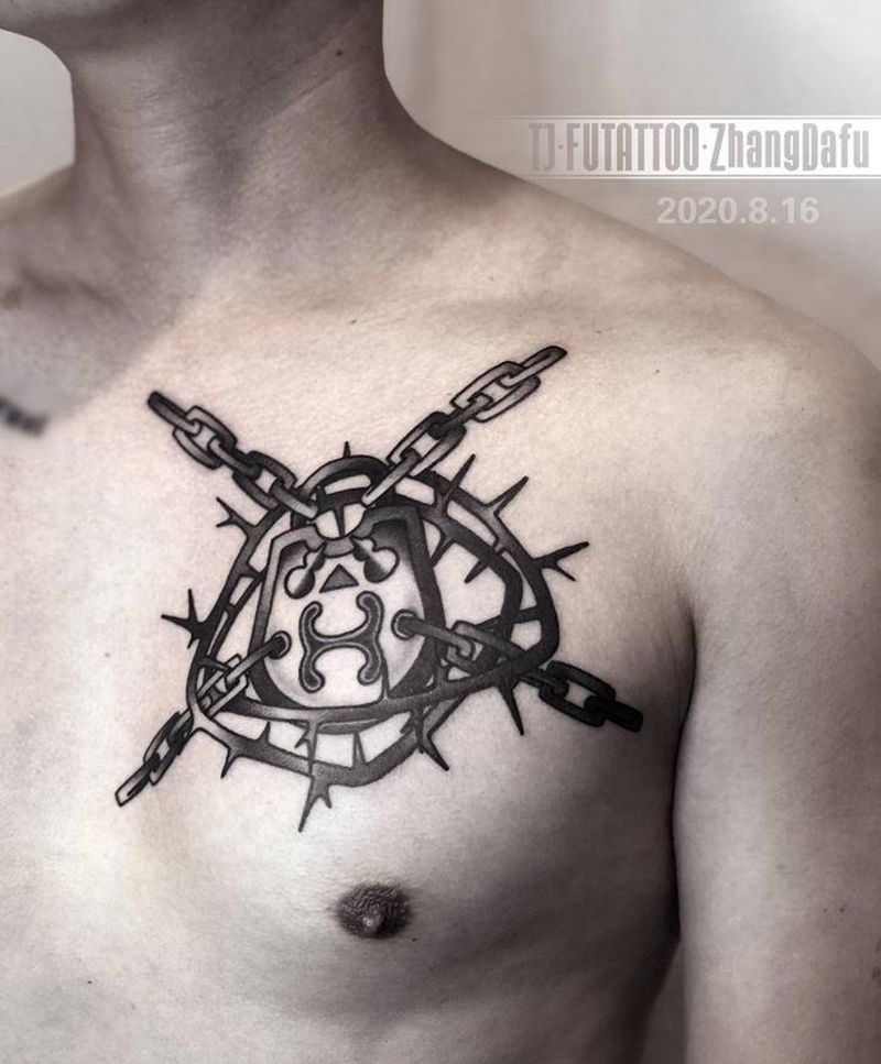 原创  心锁纹身图片_胸部Old School锁心荆棘纹身图案