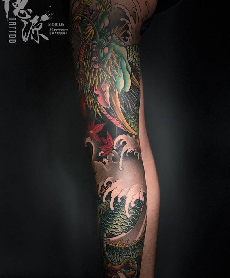 变色龙攀柱纹身图片_腿部纹身图案