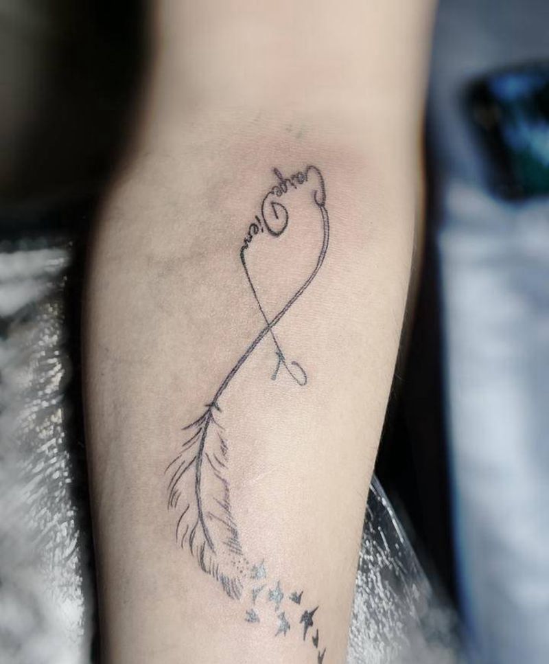 羽毛+小飞鸟纹身图片_手臂纹身图案
