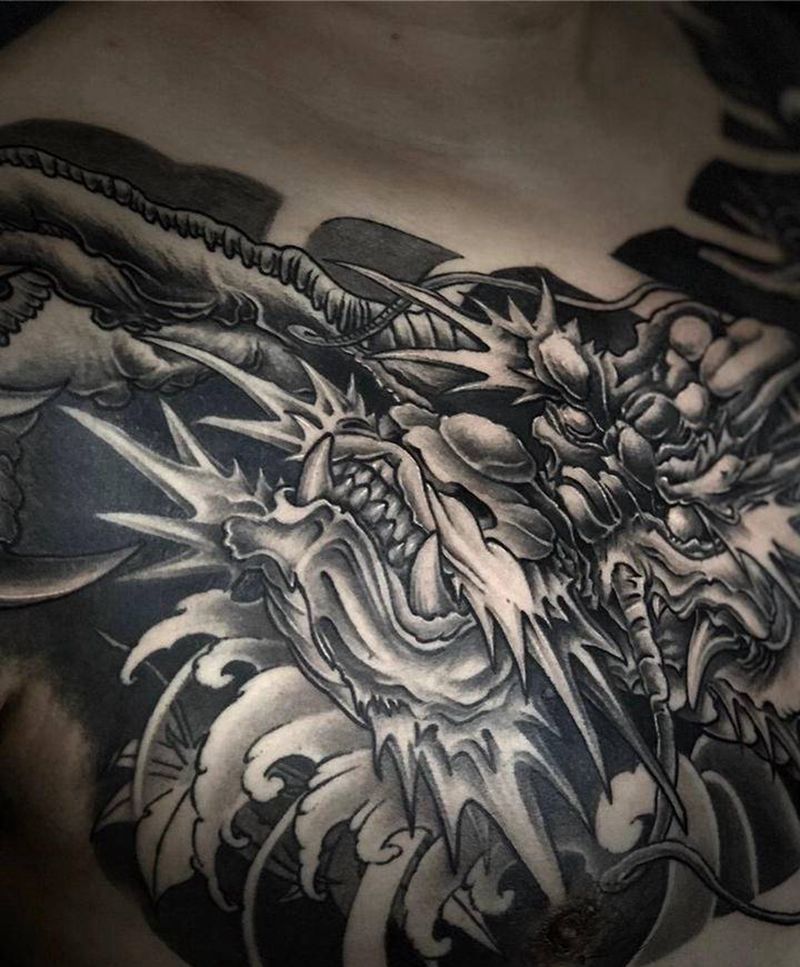 花胸龙纹身图片_胸部新传统纹身图案