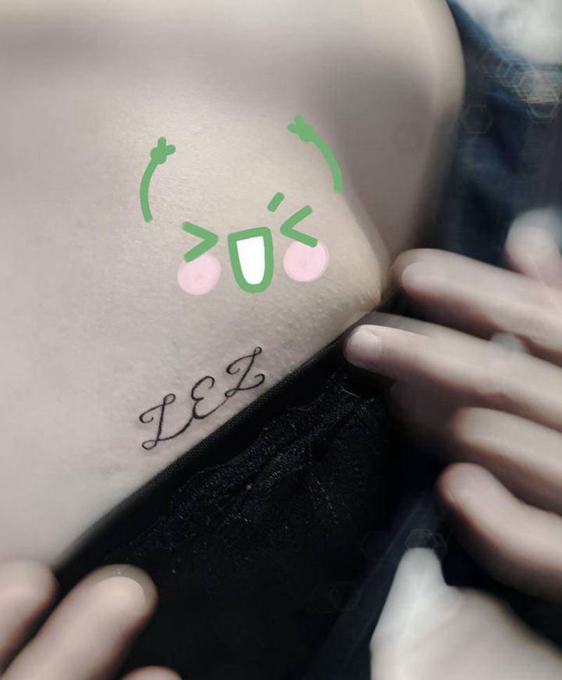 小字母初体验纹身图片_胸部字母纹身图案