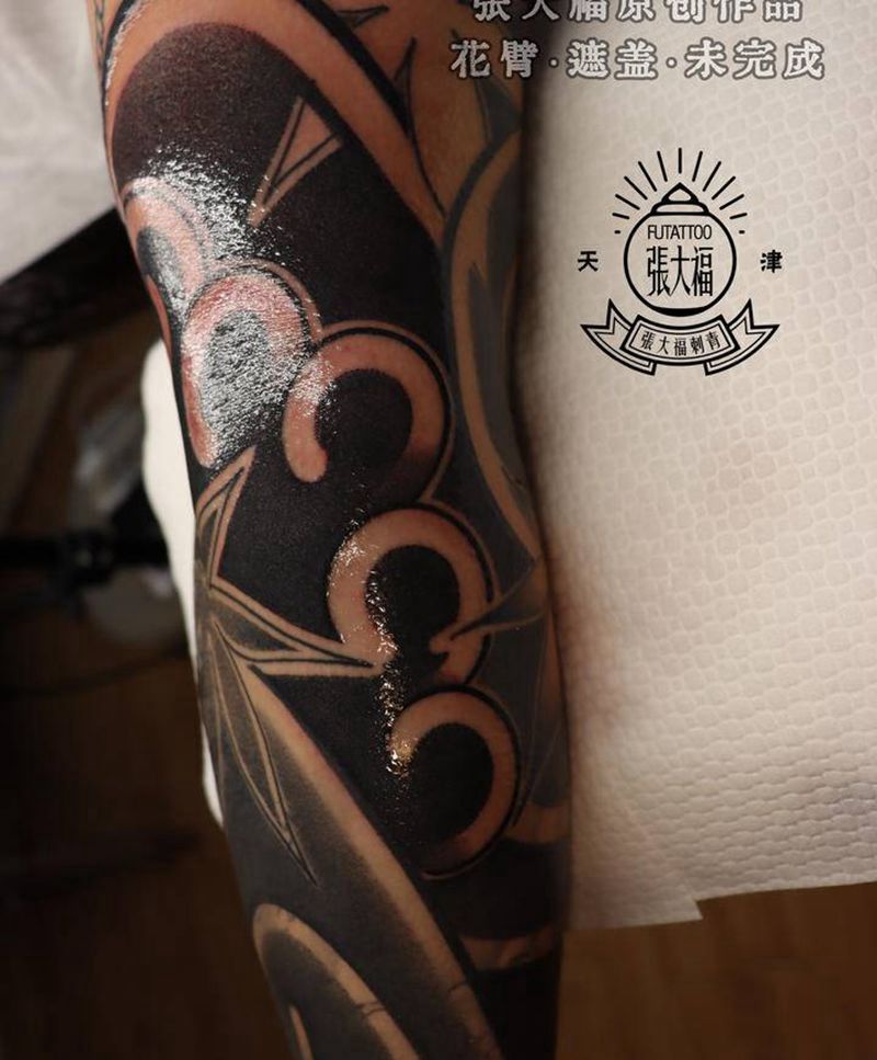 原创  花臂 遮盖纹身图片_手臂老传统花臂黑灰原创纹身图案