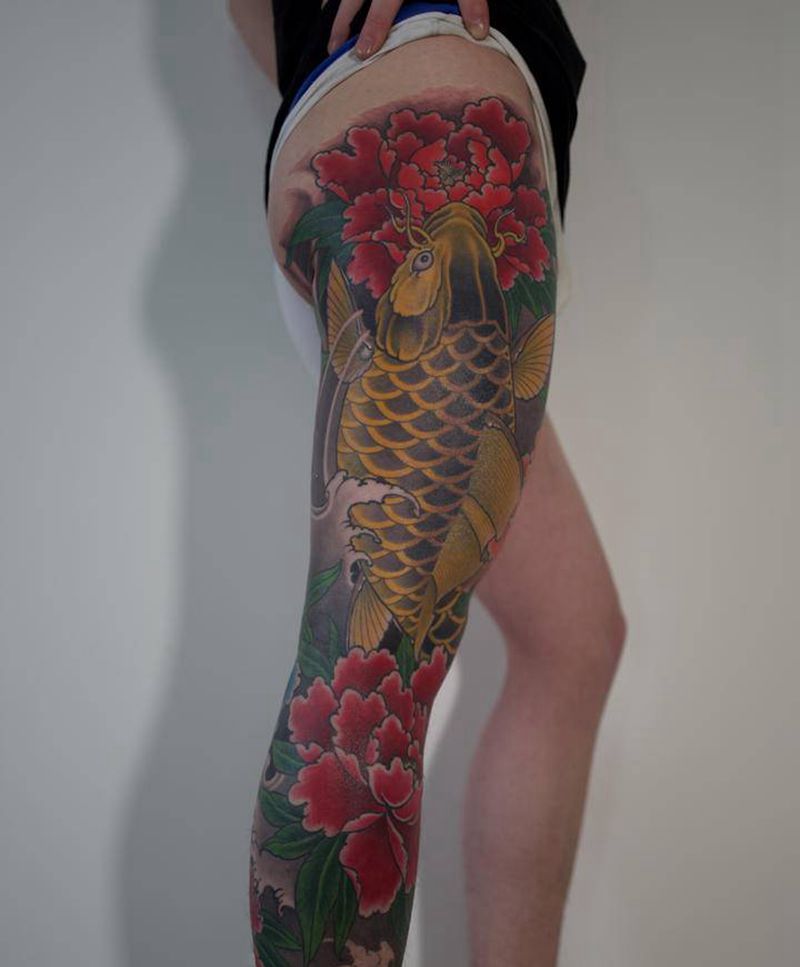 鲤鱼戏牡丹纹身图片_腿部老传统纹身图案