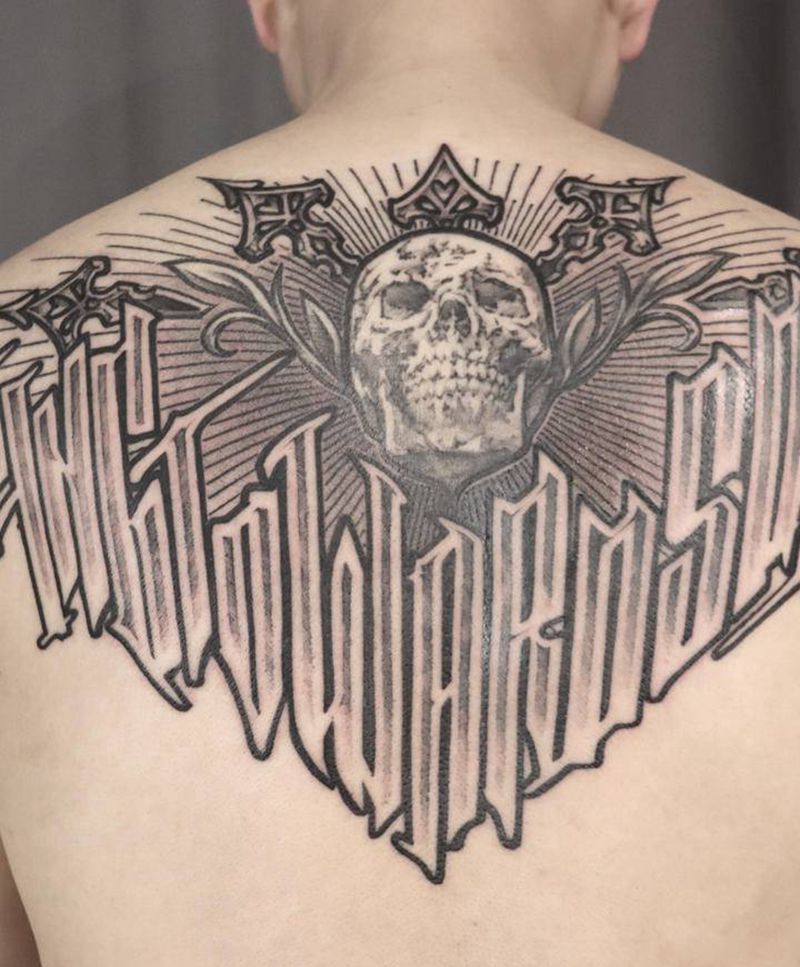 原创 花体字半背纹身图片_背部花体字半背骷髅花体字纹身图案