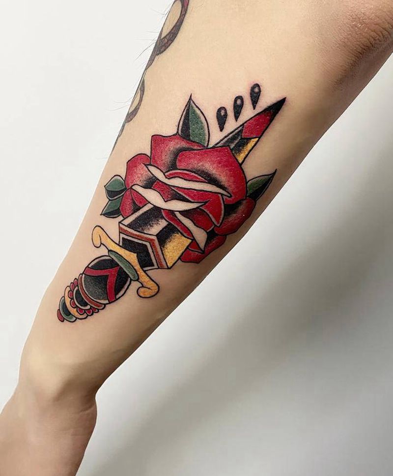 玫瑰剑纹身图片_手臂Old School玫瑰匕首纹身图案