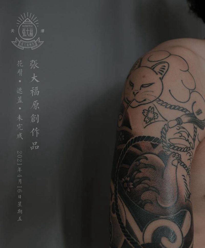原创 花臂 遮盖纹身图片_手臂老传统花臂纹身猫遮盖纹身图案