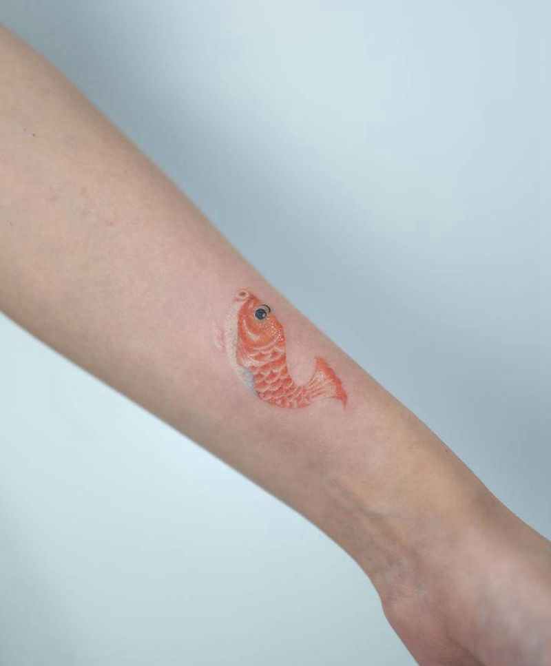 小锦鲤纹身图片_手臂水墨纹身图案