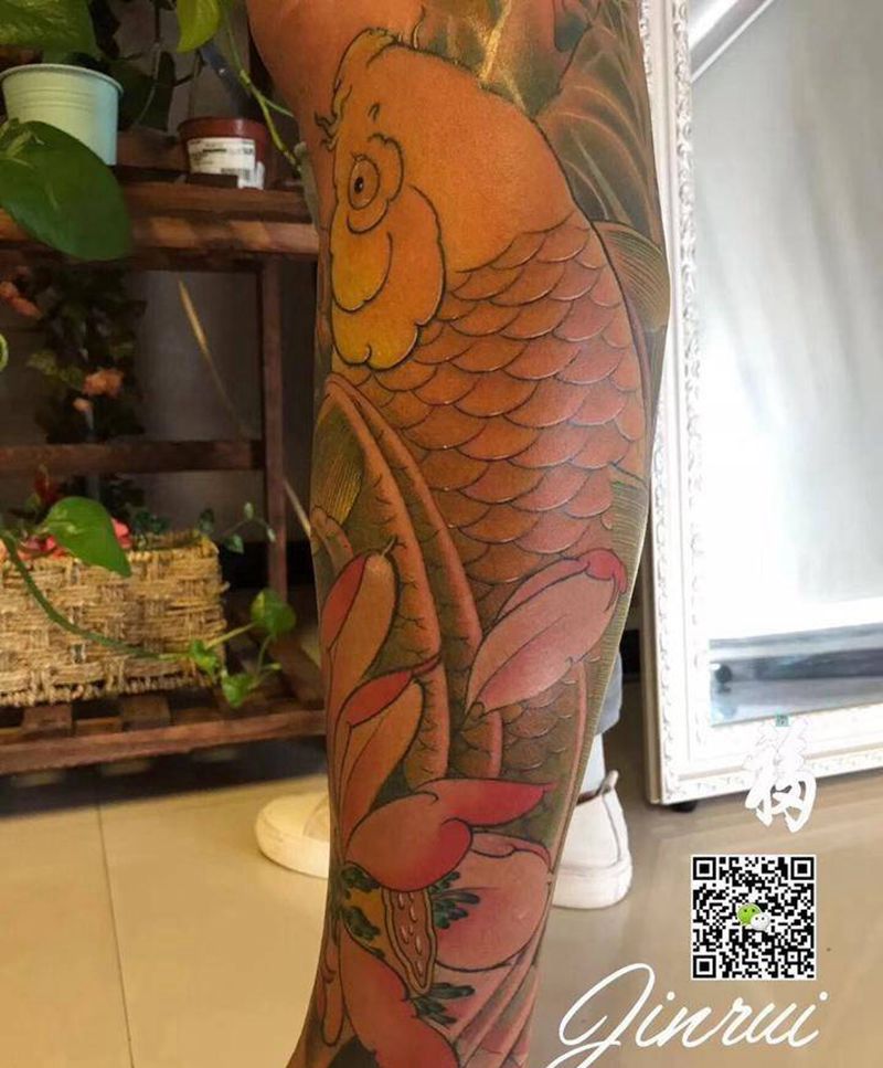 原创小腿侧面荷花鲤鱼纹身图片_成品腿部传统国画动物植物原创纹身图案