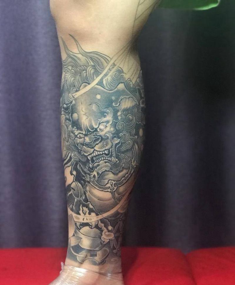 包小腿唐狮一对儿纹身图片_腿部纹身图案