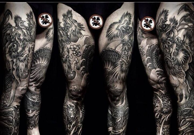 双腿龙盘柱纹身图片_腿部成品传统动物纹身图案