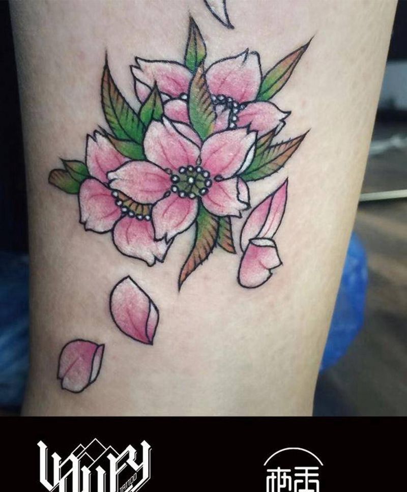 彩色花朵纹身图片_成品腿部清新写实植物纹身图案