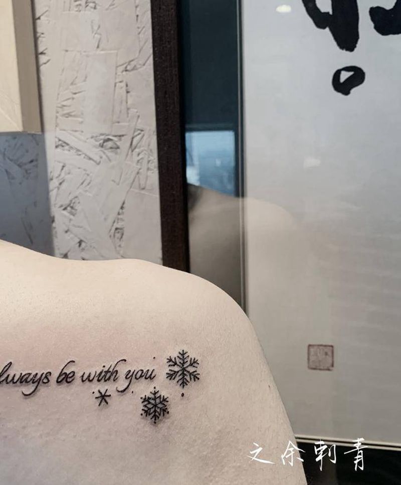 小雪花纹身图片_背部字母雪花纹身图案