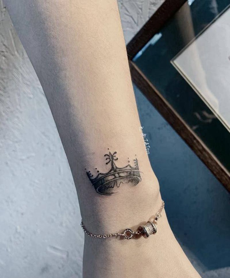 适合女生的小图纹身图片_手臂清新皇冠纹身图案