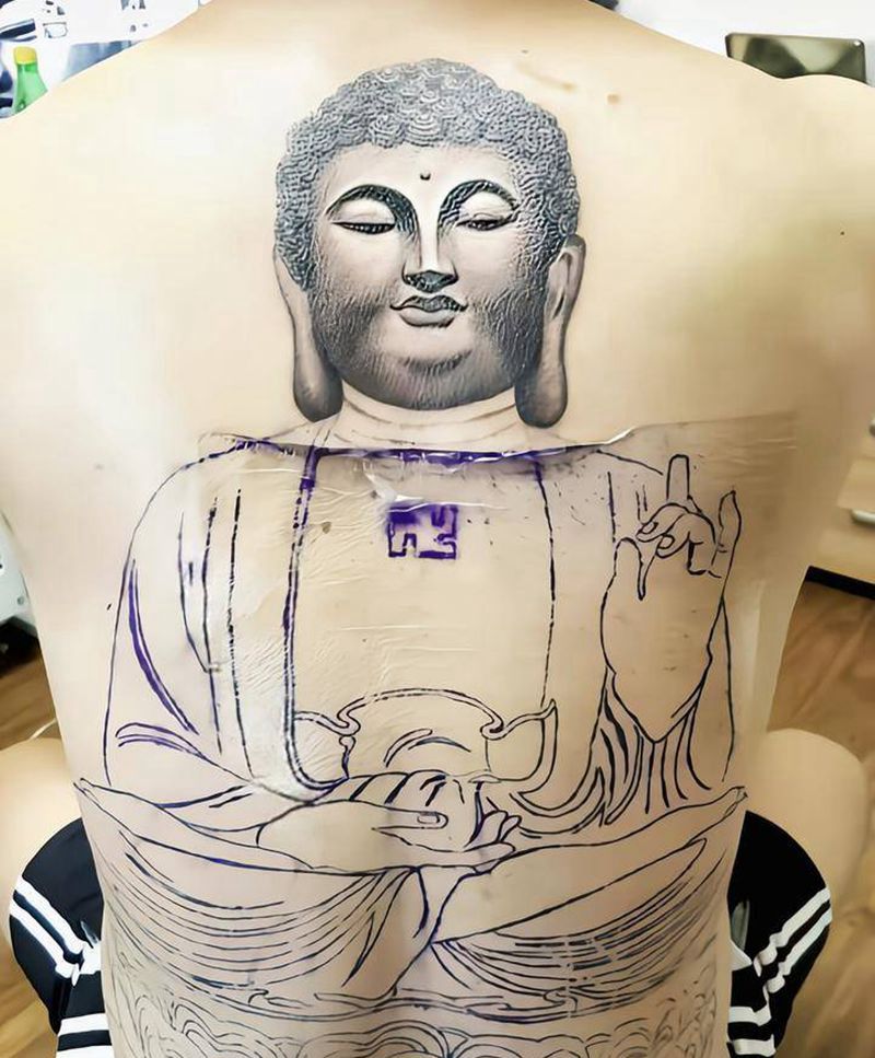 满背佛像，未完工纹身图片_背部新传统纹身图案