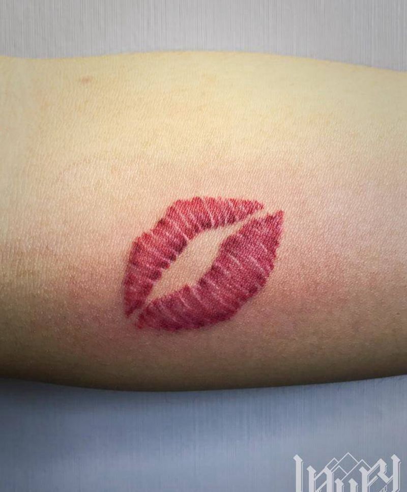唇印纹身图片_手臂欧美写实纹身图案