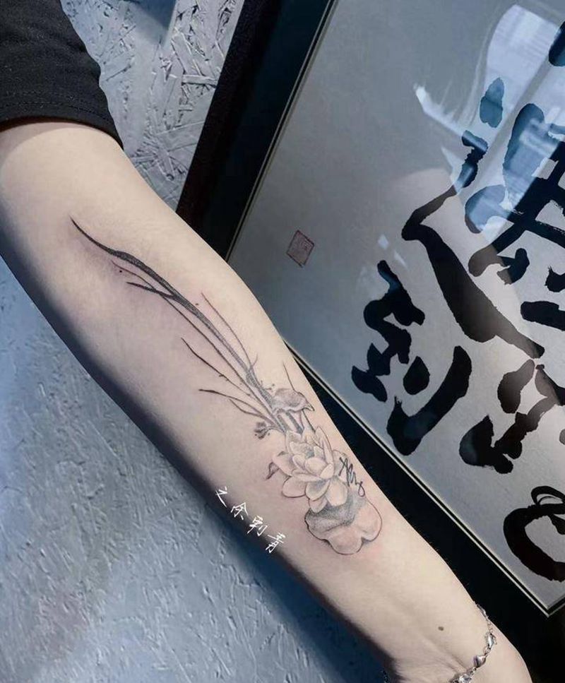 国风小荷花纹身图片_手臂水墨荷花国风纹身图案