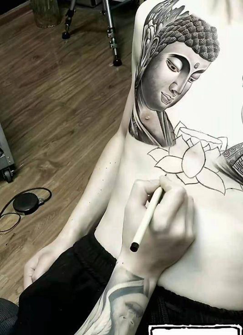 花胸佛像，未完工纹身图片_胸部新传统纹身图案