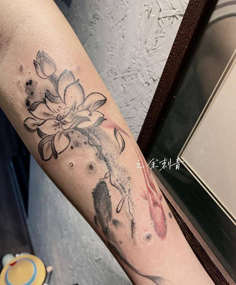 添加一支荷花纹身图片_手臂水墨荷花纹身图案
