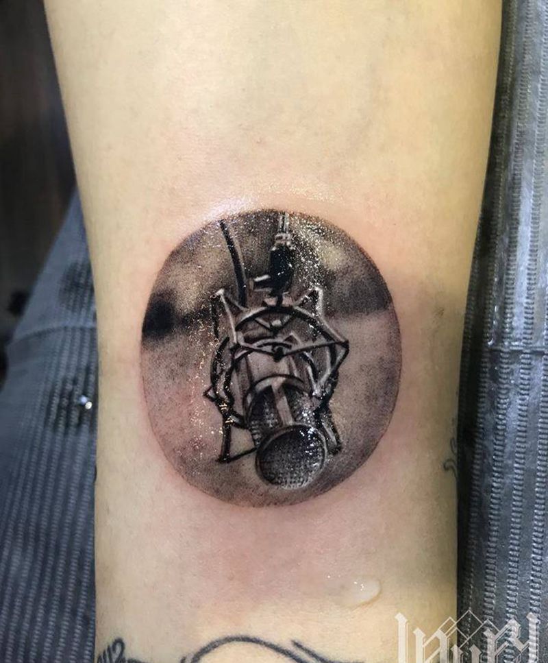 精致话筒纹身图片_手臂写实纹身图案