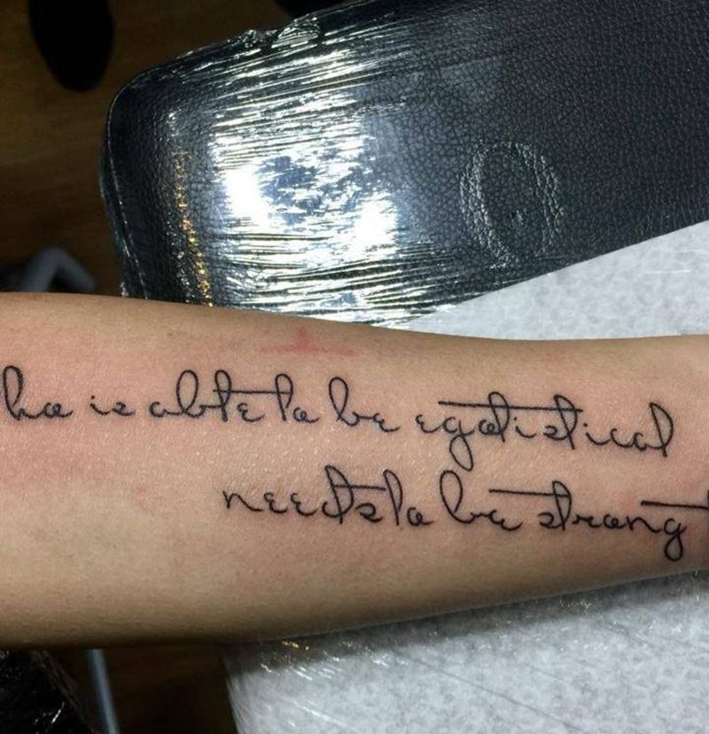 大臂字母纹身图片_