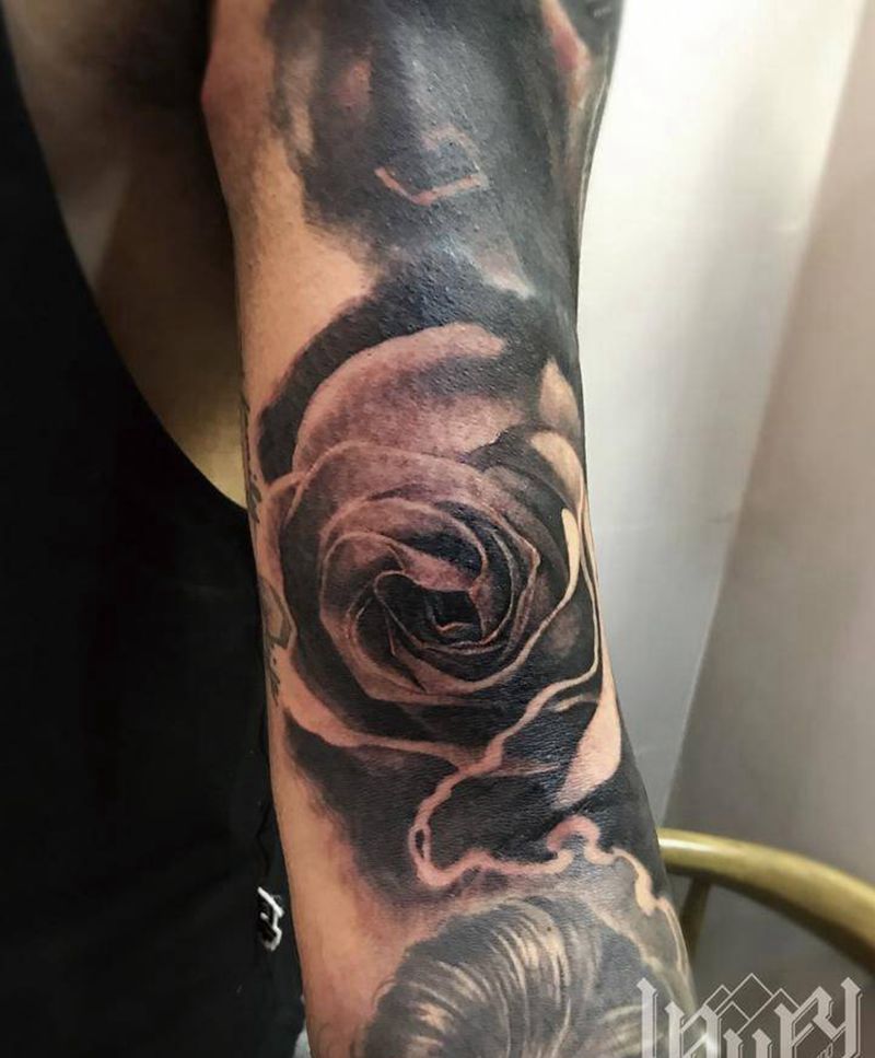 写实玫瑰纹身图片_手臂欧美写实纹身图案