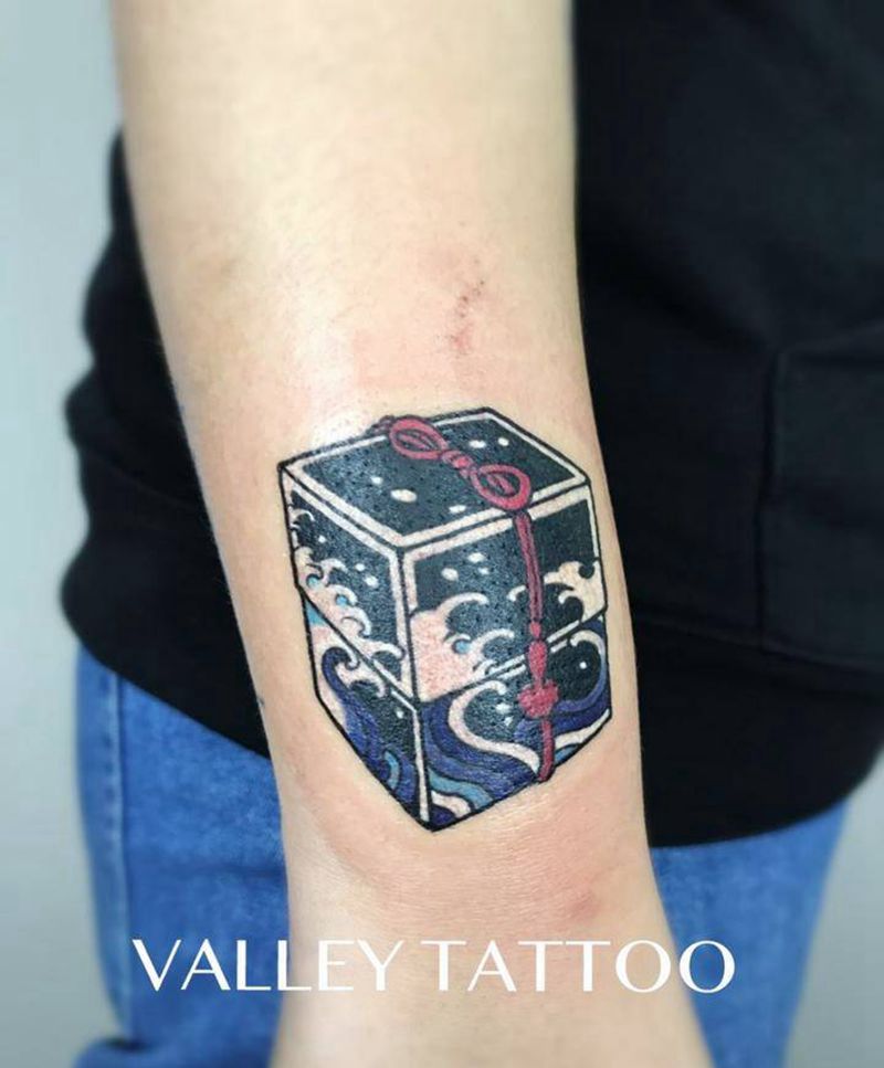 日式小盒子纹身图片_手部点刺几何纹身图案