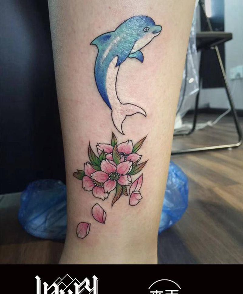 彩色海豚纹身图片_成品腿部写实清新植物动物纹身图案