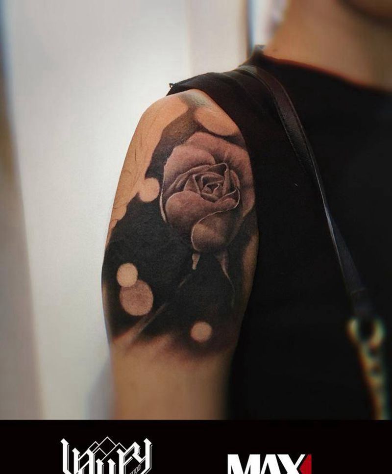 未完成玫瑰纹身图片_成品手臂肩部原创欧美写实清新传统植物静物纹身图案