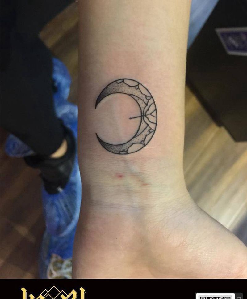 点刺月亮纹身图片_手臂点刺纹身图案