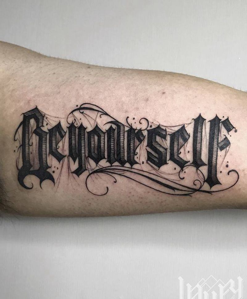 花体字纹身图片_手臂花体字纹身图案