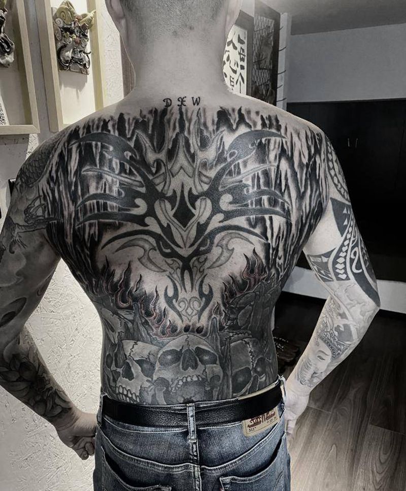 满背填色纹身图片_背部纹身图案