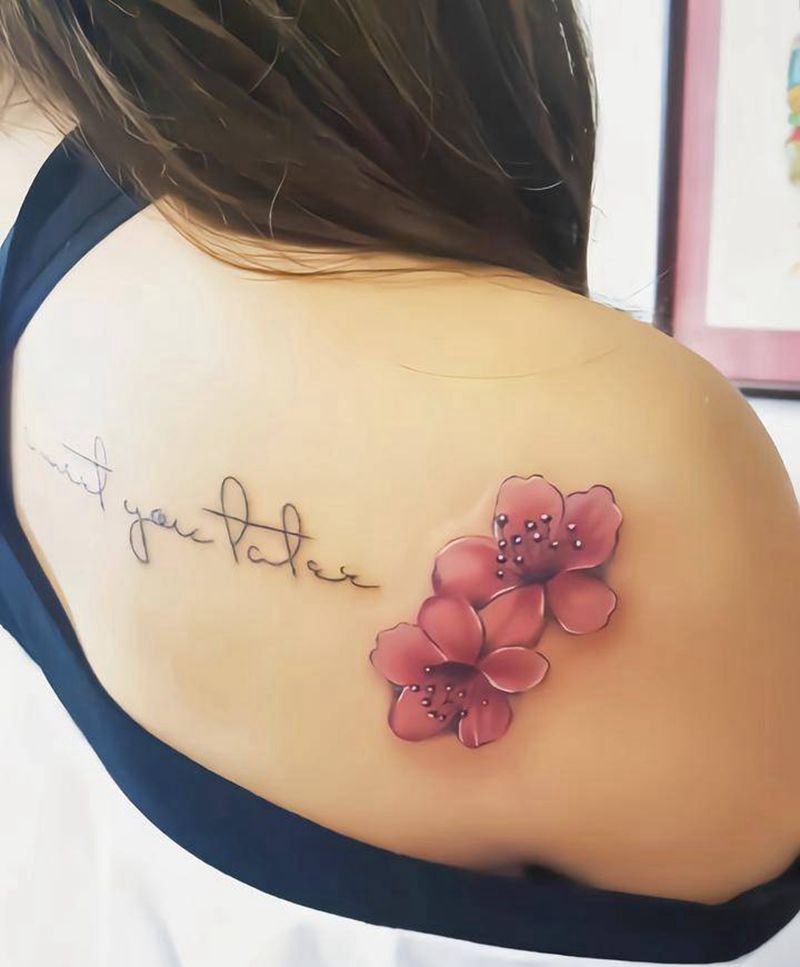 肩部小花一枚纹身图片_肩部欧美写实纹身图案