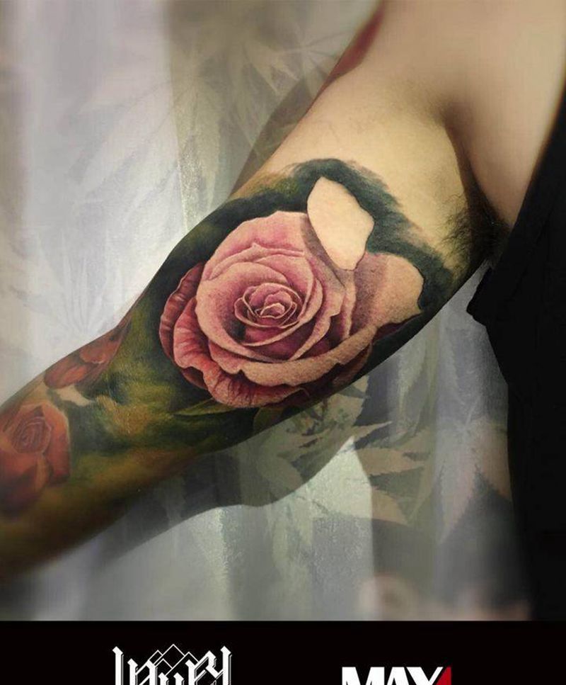 彩色写实玫瑰花臂纹身图片_