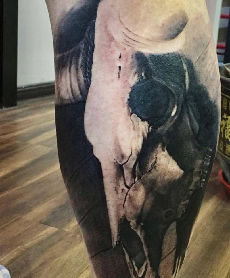 牛头头骨纹身图片_腿部欧美写实纹身图案