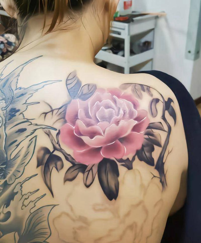 添加牡丹花纹身图片_背部欧美写实纹身图案