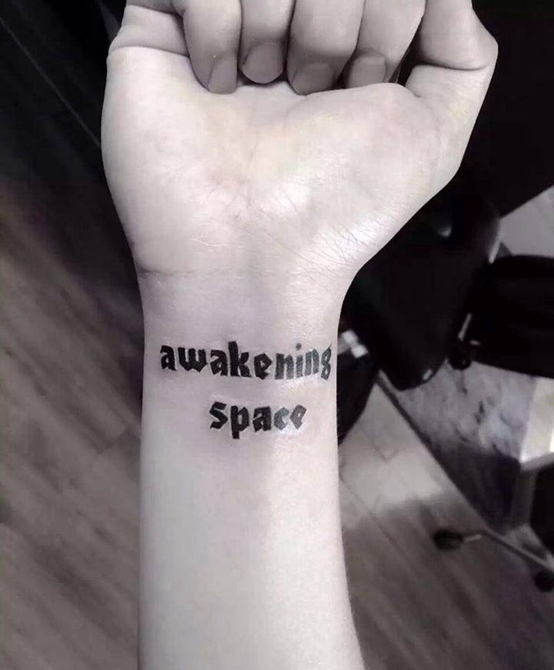 字母一枚纹身图片_