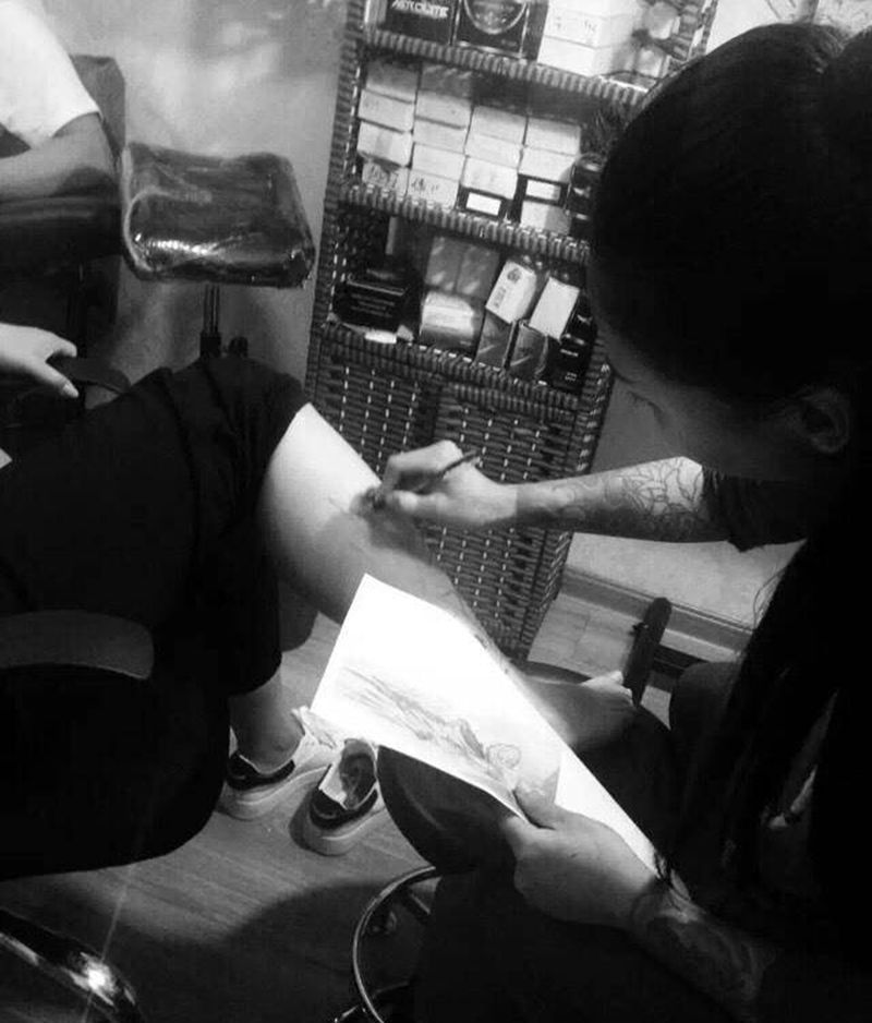 翅膀沙漏纹身图片_修改腿部欧美纹身图案