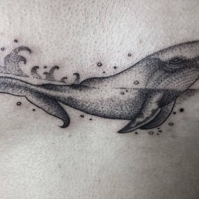 鲸鱼纹身图片_胸部点刺鲸鱼纹身图案