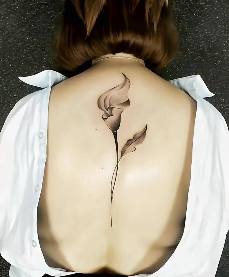 脊柱花纹身图片_背部欧美写实纹身图案