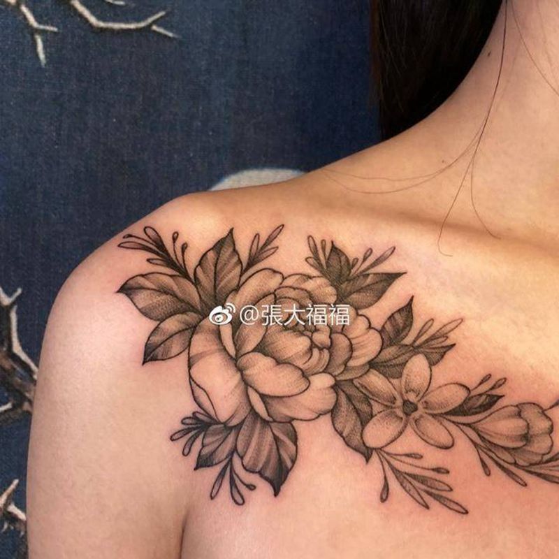 花纹身图片_成品颈部胸部欧美清新植物女生点刺锁骨纹身图案