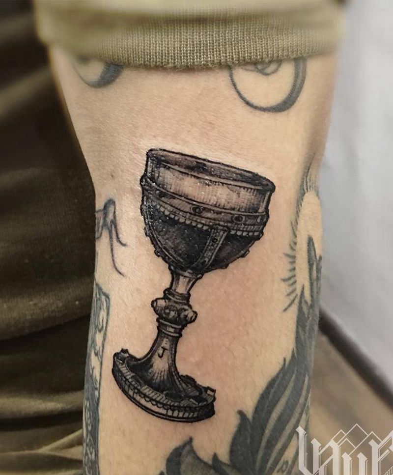 圣杯纹身图片_手臂欧美写实纹身图案
