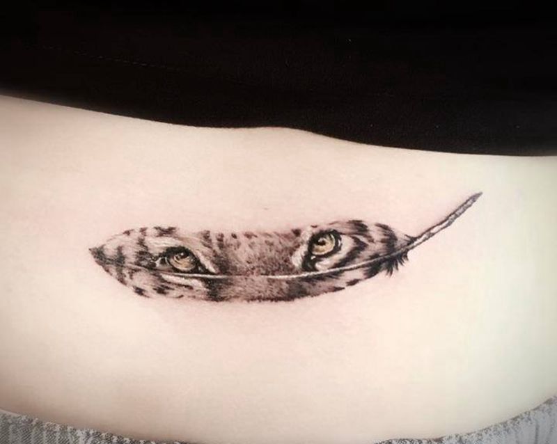 虎羽毛纹身图片_成品腰部欧美写实清新动物纹身图案