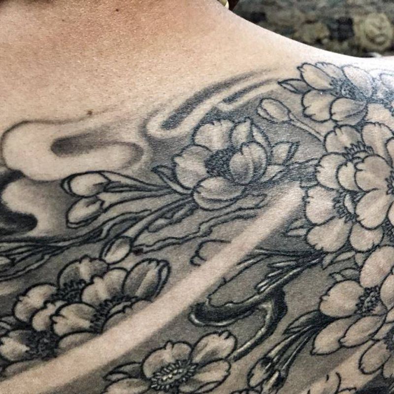 花纹身图片_背部纹身图案