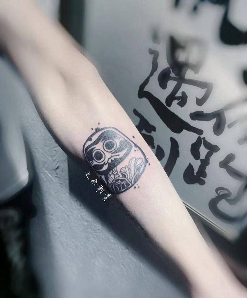 达摩纹身图片_手臂日式达摩纹身图案