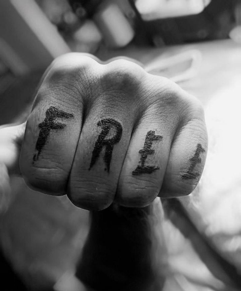 freedom纹身图片_手部英文字母纹身图案