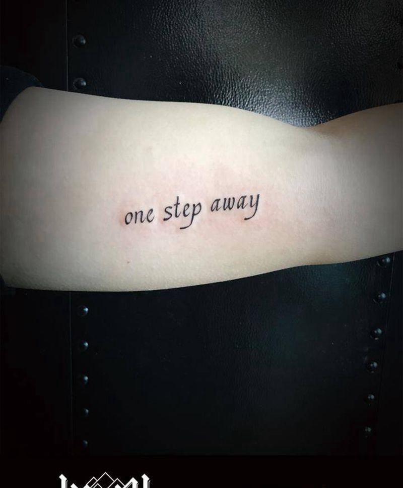 大臂英文纹身图片_手臂欧美写实花体字纹身图案