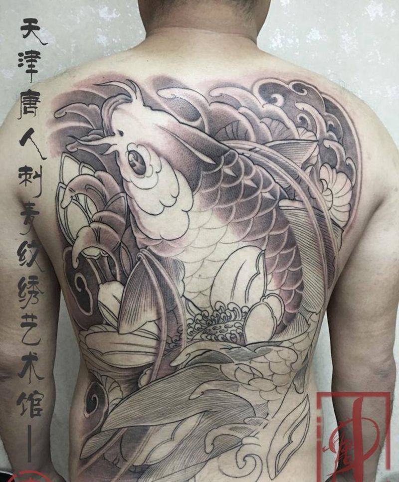 彩色满背锦鲤未完待续纹身图片_